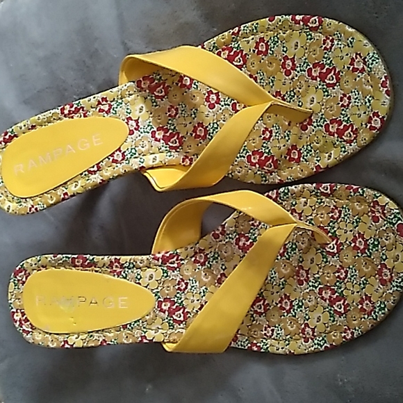 Rampage Heeled Flipflop Sandles - Picture 8 of 10